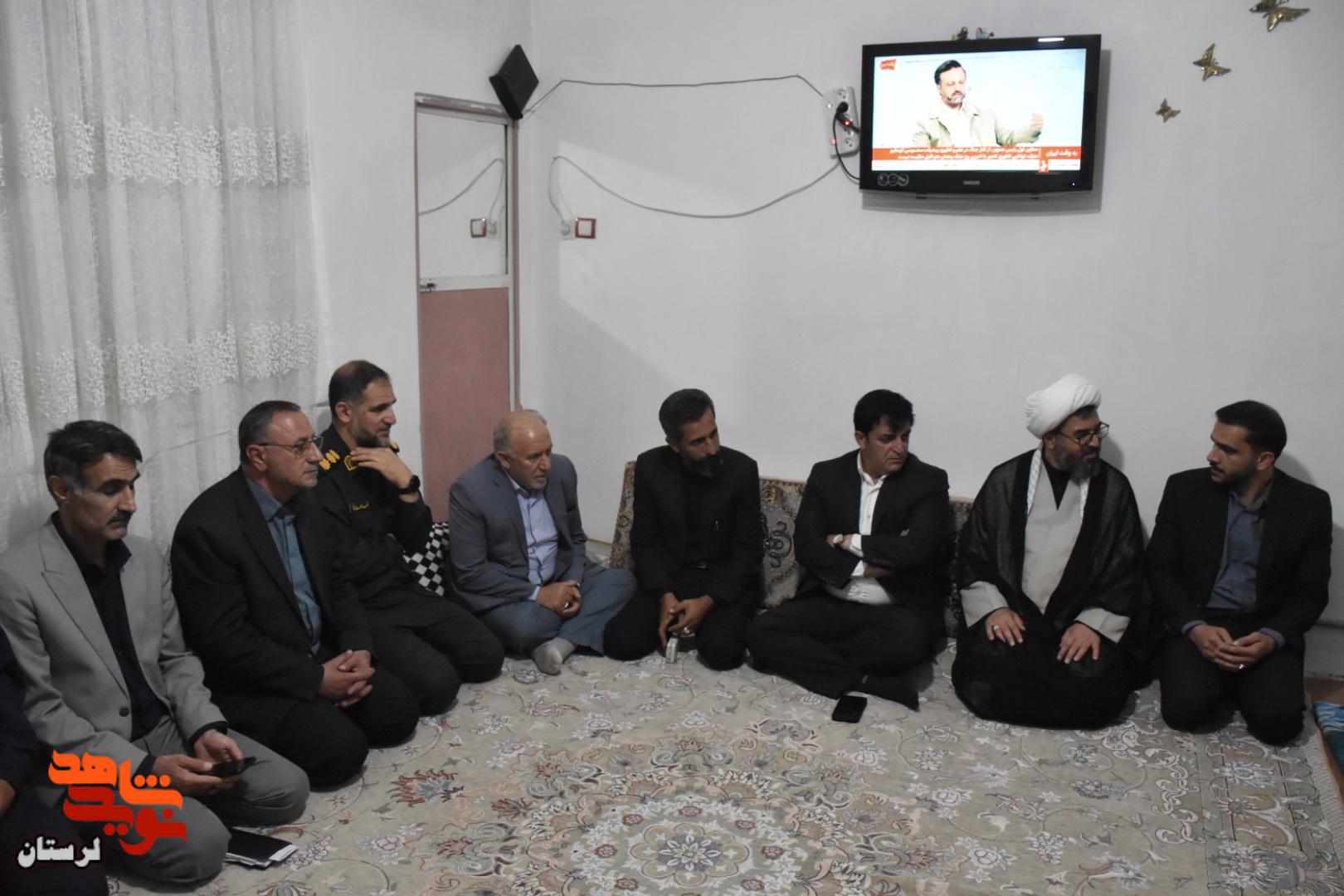 دیدار مشاور عالی مدیرعامل بانک دی با خانواده‌های معظم شهیدان «قربان بهرامی» و «غلامرضا گوری» در شهرستان الیگودرز