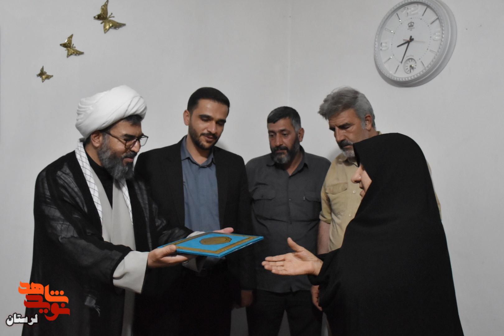 دیدار مشاور عالی مدیرعامل بانک دی با خانواده‌های معظم شهیدان «قربان بهرامی» و «غلامرضا گوری» در شهرستان الیگودرز