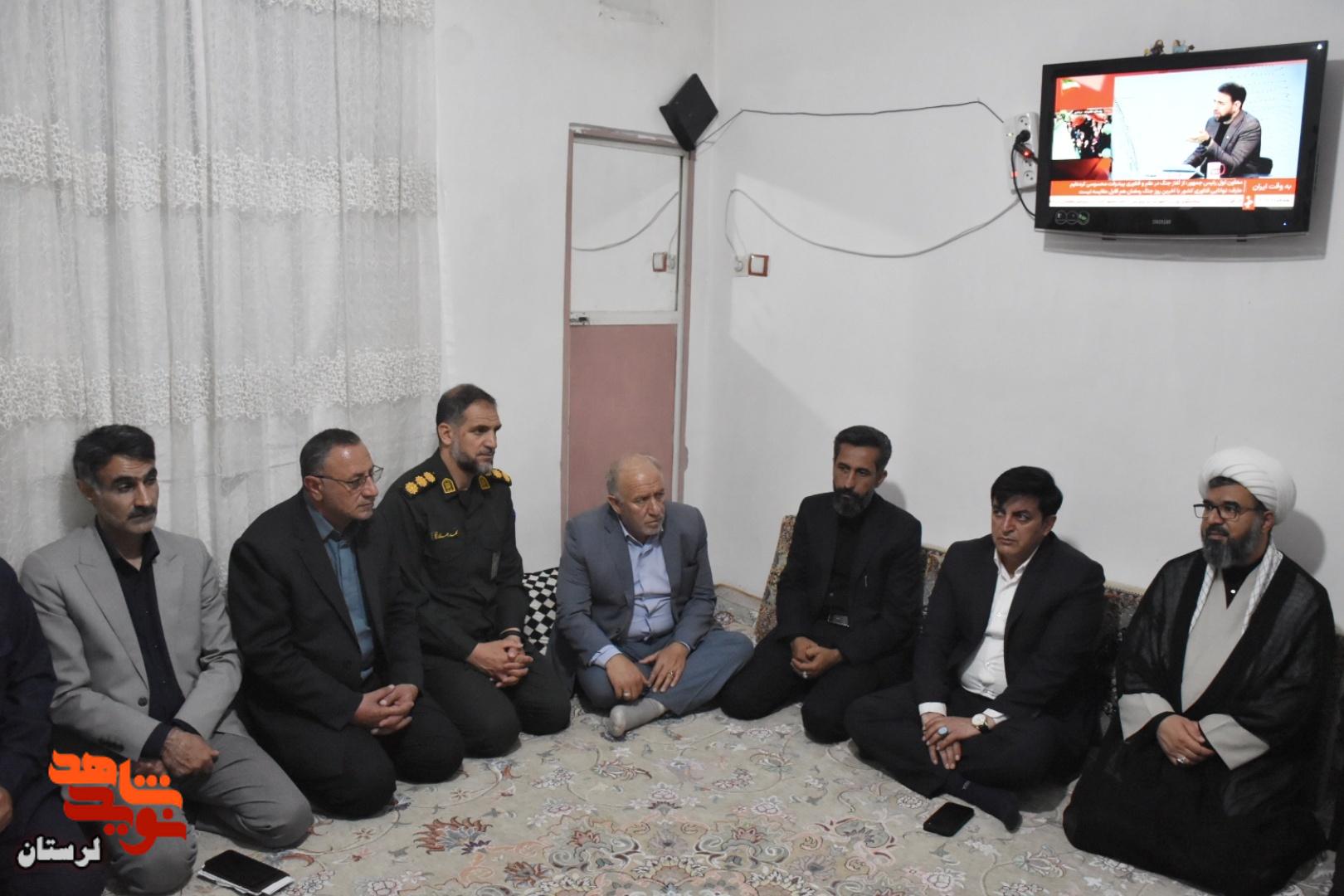 دیدار مشاور عالی مدیرعامل بانک دی با خانواده‌های معظم شهیدان «قربان بهرامی» و «غلامرضا گوری» در شهرستان الیگودرز