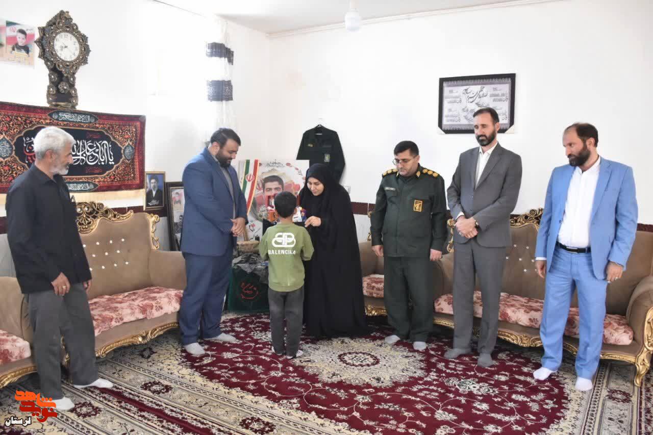 از پدر شهیدان «بازگیر» در روستای انگُز تجلیل شد