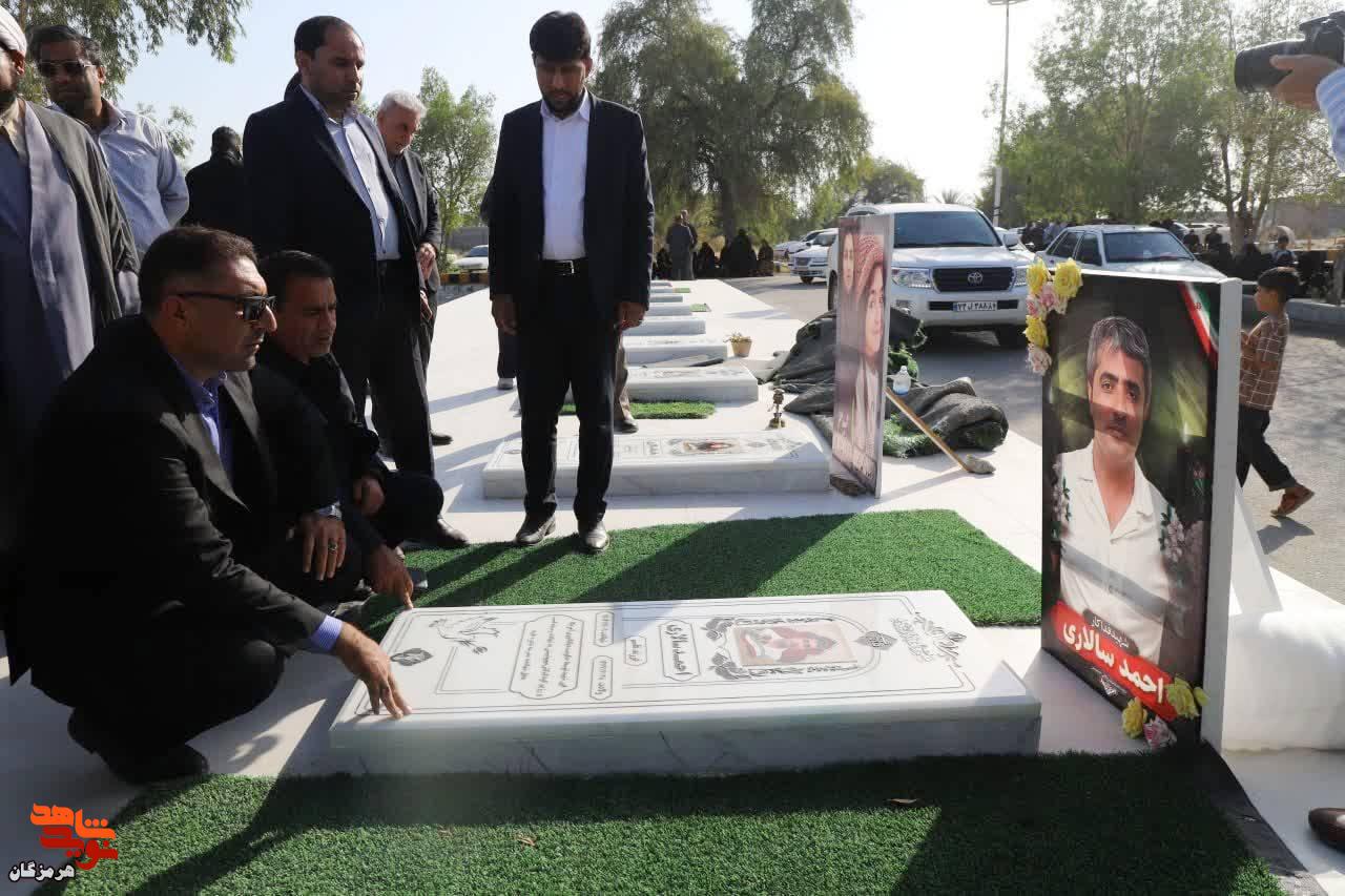 بازدید مدیرکل دادگستری هرمزگان از گلزار شهدای دانشآموز بازدید مدیرکل دادگستری هرمزگان از گلزار شهدای دانشآموز