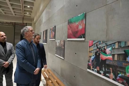 بازدید وزیر فرهنگ و ارشاد اسلامی از نمایشگاه عکس خبرگزاری دفاع مقدس بازدید وزیر فرهنگ و ارشاد اسلامی از نمایشگاه عکس خبرگزاری دفاع مقدس