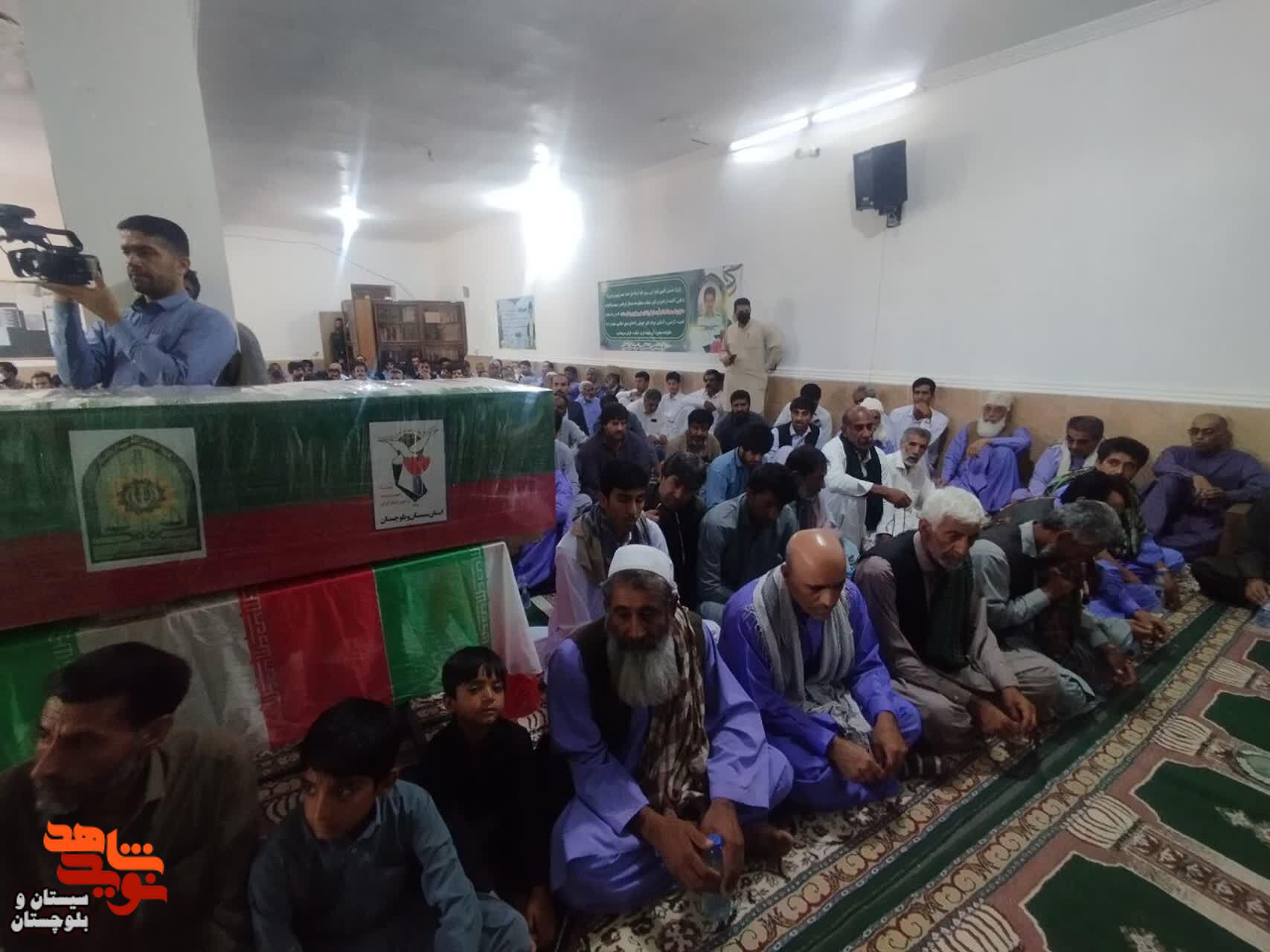 وداع با پیکر مطهر شهید عبدالسلام کرد
