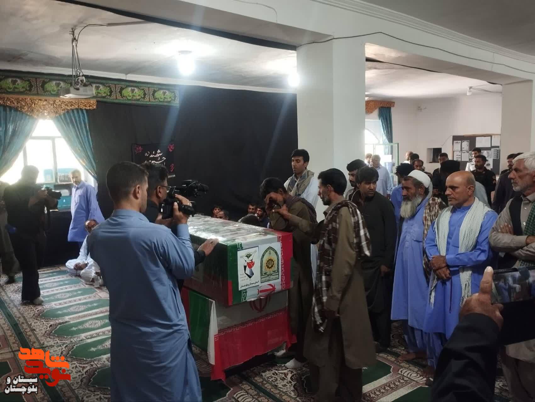 وداع با پیکر مطهر شهید عبدالسلام کرد