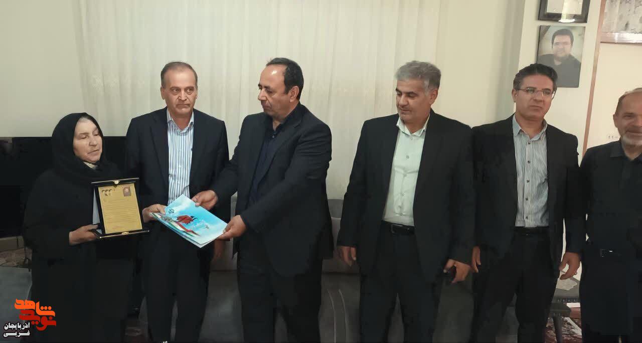 دیدار مدیرکل بنیاد شهید و امورایثارگران آذربایجان غربی با خانواده معظم شهدا در نقده دیدار مدیرکل بنیاد شهید و امورایثارگران آذربایجان غربی با خانواده معظم شهدا در نقده