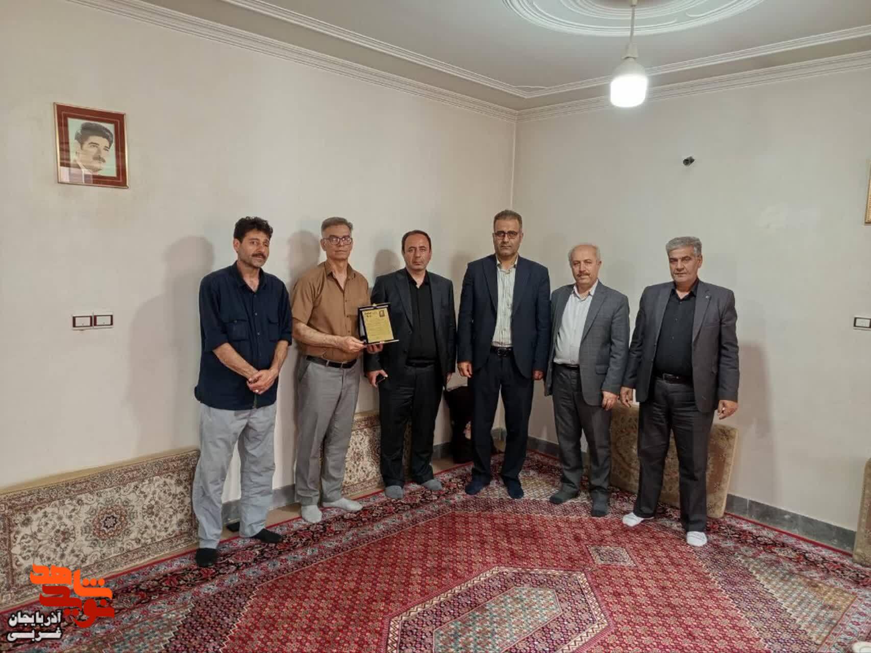 دیدار مدیرکل بنیاد شهید و امورایثارگران آذربایجان غربی با خانواده معظم شهدا در مهاباد دیدار مدیرکل بنیاد شهید و امورایثارگران آذربایجان غربی با خانواده معظم شهدا در مهاباد