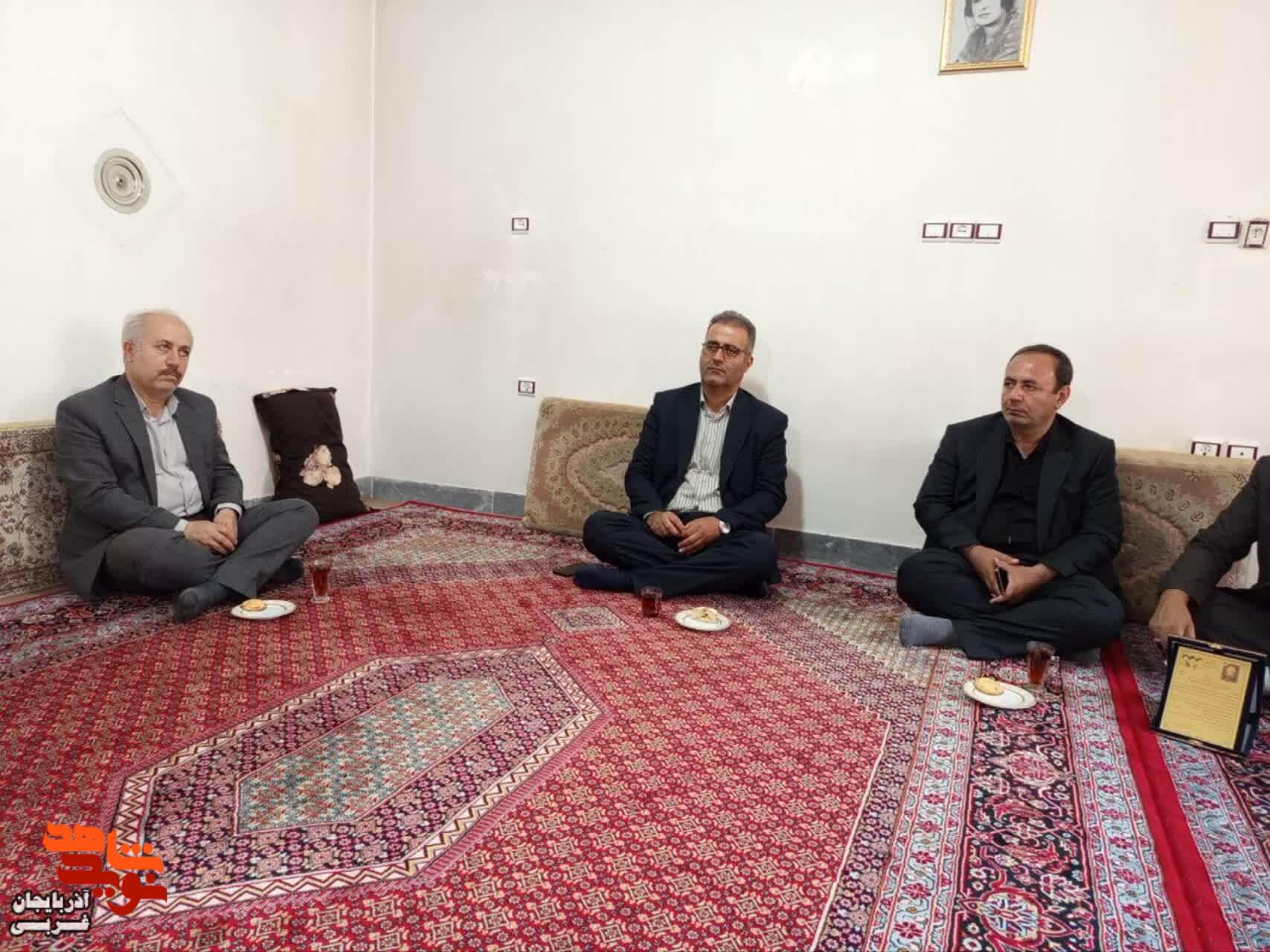 دیدار مدیرکل بنیاد شهید و امورایثارگران آذربایجان غربی با خانواده معظم شهدا در مهاباد دیدار مدیرکل بنیاد شهید و امورایثارگران آذربایجان غربی با خانواده معظم شهدا در مهاباد