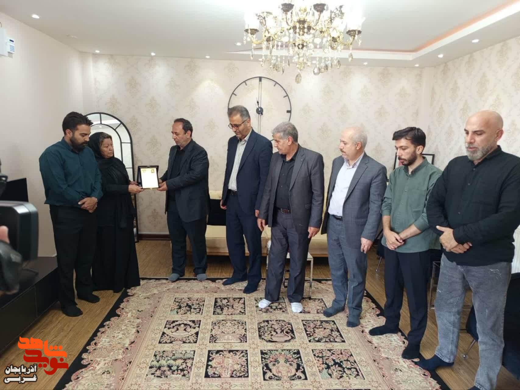 دیدار مدیرکل بنیاد شهید و امورایثارگران آذربایجان غربی با خانواده معظم شهدا در مهاباد دیدار مدیرکل بنیاد شهید و امورایثارگران آذربایجان غربی با خانواده معظم شهدا در مهاباد