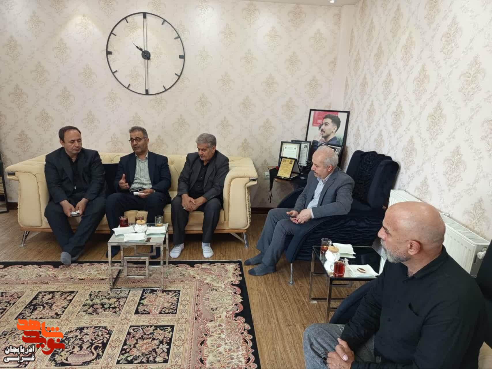 دیدار مدیرکل بنیاد شهید و امورایثارگران آذربایجان غربی با خانواده معظم شهدا در مهاباد دیدار مدیرکل بنیاد شهید و امورایثارگران آذربایجان غربی با خانواده معظم شهدا در مهاباد