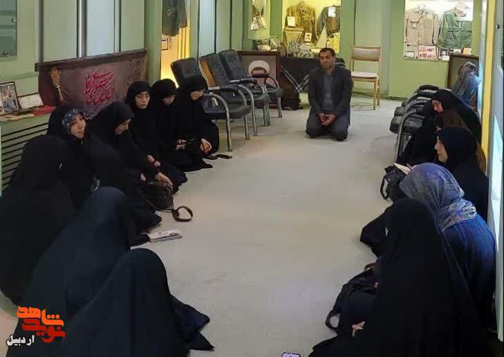 بازدید اعضای کمیته خادمین الشهدای خواهران استان اردبیل با همراهی «ننه شاهرخ» از موزه شهدای اردبیل بازدید اعضای کمیته خادمین الشهدای خواهران استان اردبیل با همراهی «ننه شاهرخ» از موزه شهدای اردبیل