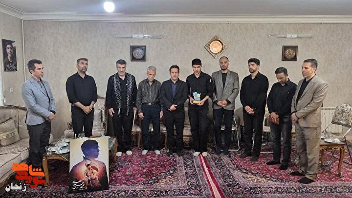 دیدار مسئولان با خانواده شهید تکواندوکار «محمدحسین سودی»