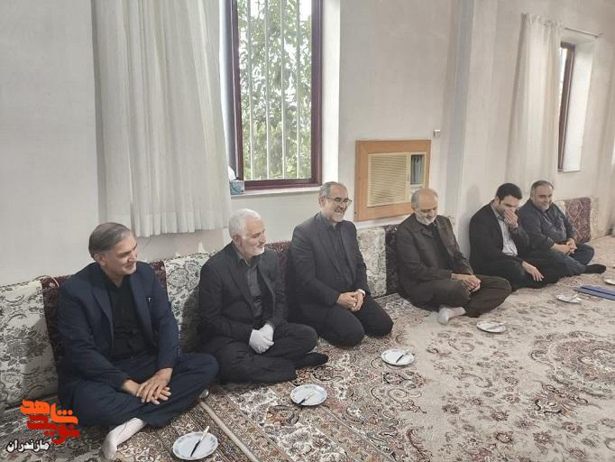 دیدار مدیرکل بنیاد شهید و امور ایثارگران مازندران با والدین شهید احمدزاده در ساری دیدار مدیرکل بنیاد شهید و امور ایثارگران مازندران با والدین شهید احمدزاده در ساری