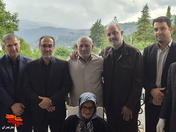 دیدار مدیرکل بنیاد شهید و امور ایثارگران مازندران با والدین شهید احمدزاده در ساری دیدار مدیرکل بنیاد شهید و امور ایثارگران مازندران با والدین شهید احمدزاده در ساری