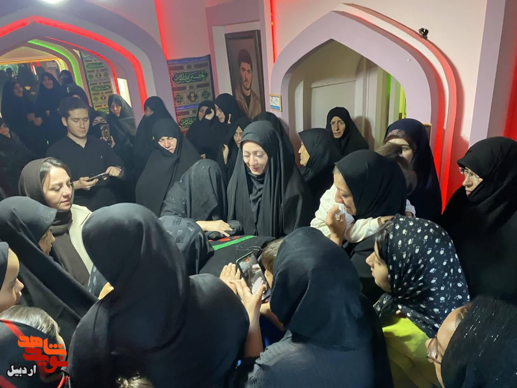 عطرآگینی موزه شهدای اردبیل با پرچم امام حسین(ع) عطرآگینی موزه شهدای اردبیل با پرچم امام حسین(ع)