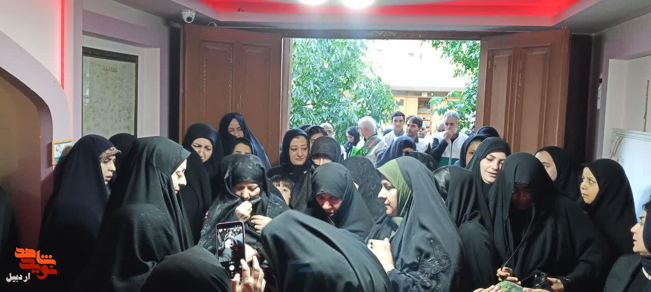 عطرآگینی موزه شهدای اردبیل با پرچم امام حسین(ع) عطرآگینی موزه شهدای اردبیل با پرچم امام حسین(ع)