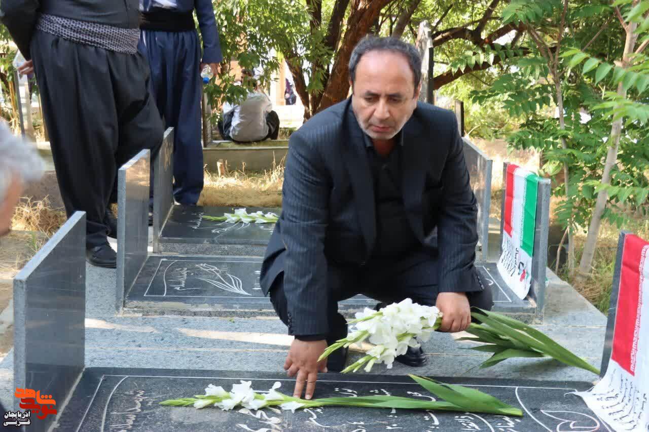 ادای احترام مدیرکل بنیاد شهید و امور ایثارگران استان به مقام شامخ شهدای بمباران شیمیایی سردشت ادای احترام مدیرکل بنیاد شهید و امور ایثارگران استان به مقام شامخ شهدای بمباران شیمیایی سردشت