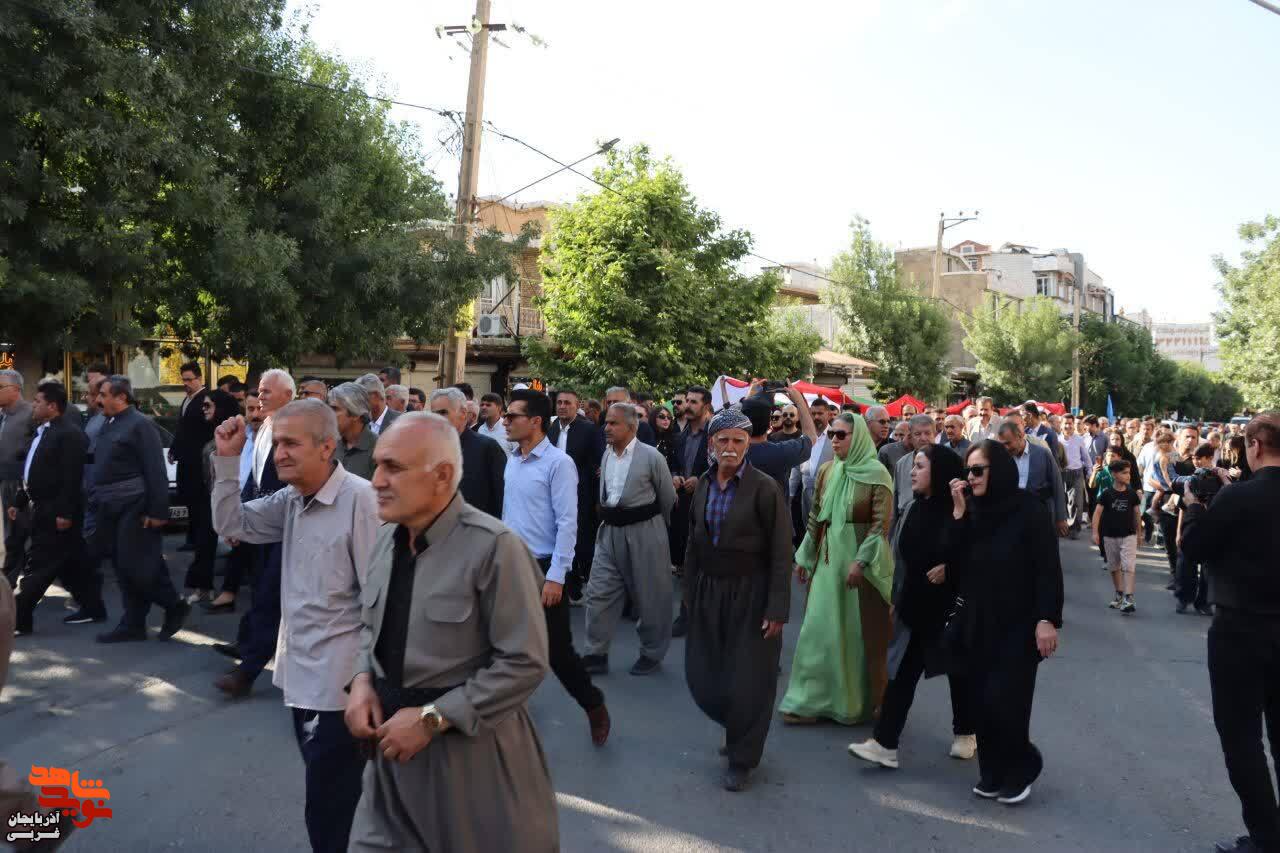 ادای احترام مدیرکل بنیاد شهید و امور ایثارگران استان به مقام شامخ شهدای بمباران شیمیایی سردشت ادای احترام مدیرکل بنیاد شهید و امور ایثارگران استان به مقام شامخ شهدای بمباران شیمیایی سردشت