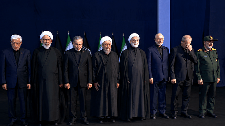 ادای احترام سران قوا و مسئولان نظام به پیکر آقای شهید ایران+ فیلم