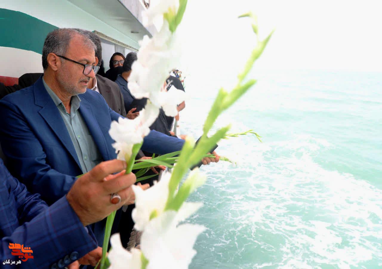 گلباران یادمان شهدای پرواز ۶۵۵ در آبهای خلیج فارس برگزار شد گلباران یادمان شهدای پرواز ۶۵۵ در آبهای خلیج فارس برگزار شد
