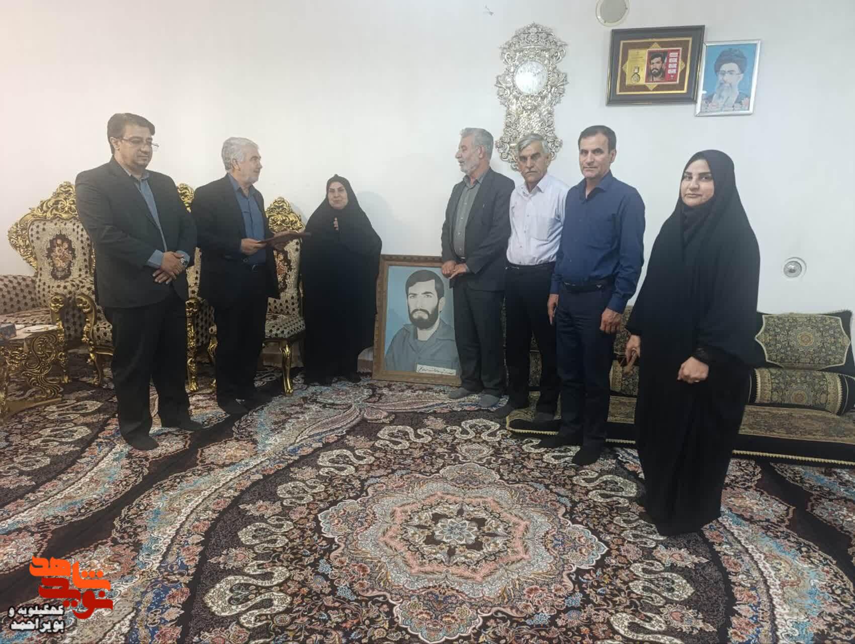 ادای احترام به صبر ماندگار خانواده شهید غریب عبدالله نجفی ادای احترام به صبر ماندگار خانواده شهید غریب عبدالله نجفی