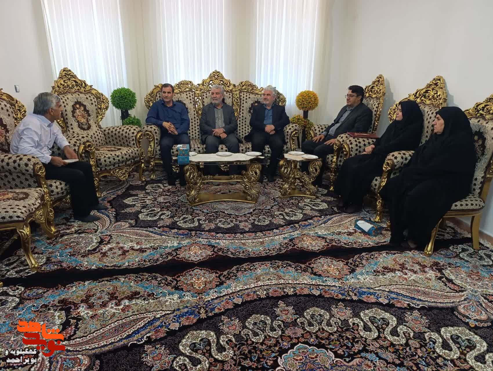 ادای احترام به صبر ماندگار خانواده شهید غریب عبدالله نجفی ادای احترام به صبر ماندگار خانواده شهید غریب عبدالله نجفی