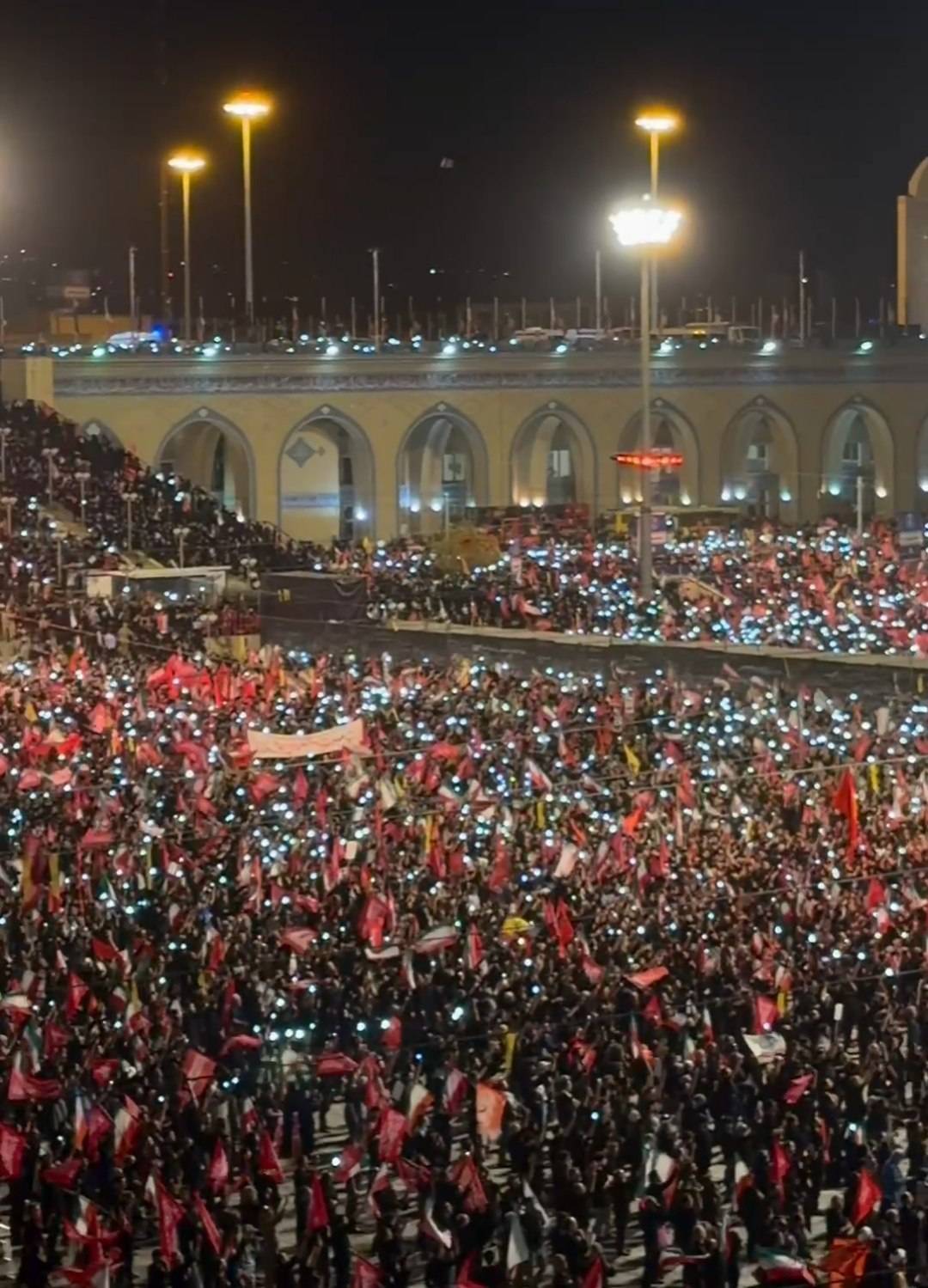 سیل خروشان امت در شب وداع با امام شهید/ شبزندهداری مردم در کنار پیکر رهبر شهید سیل خروشان امت در شب وداع با امام شهید/ شبزندهداری مردم در کنار پیکر رهبر شهید