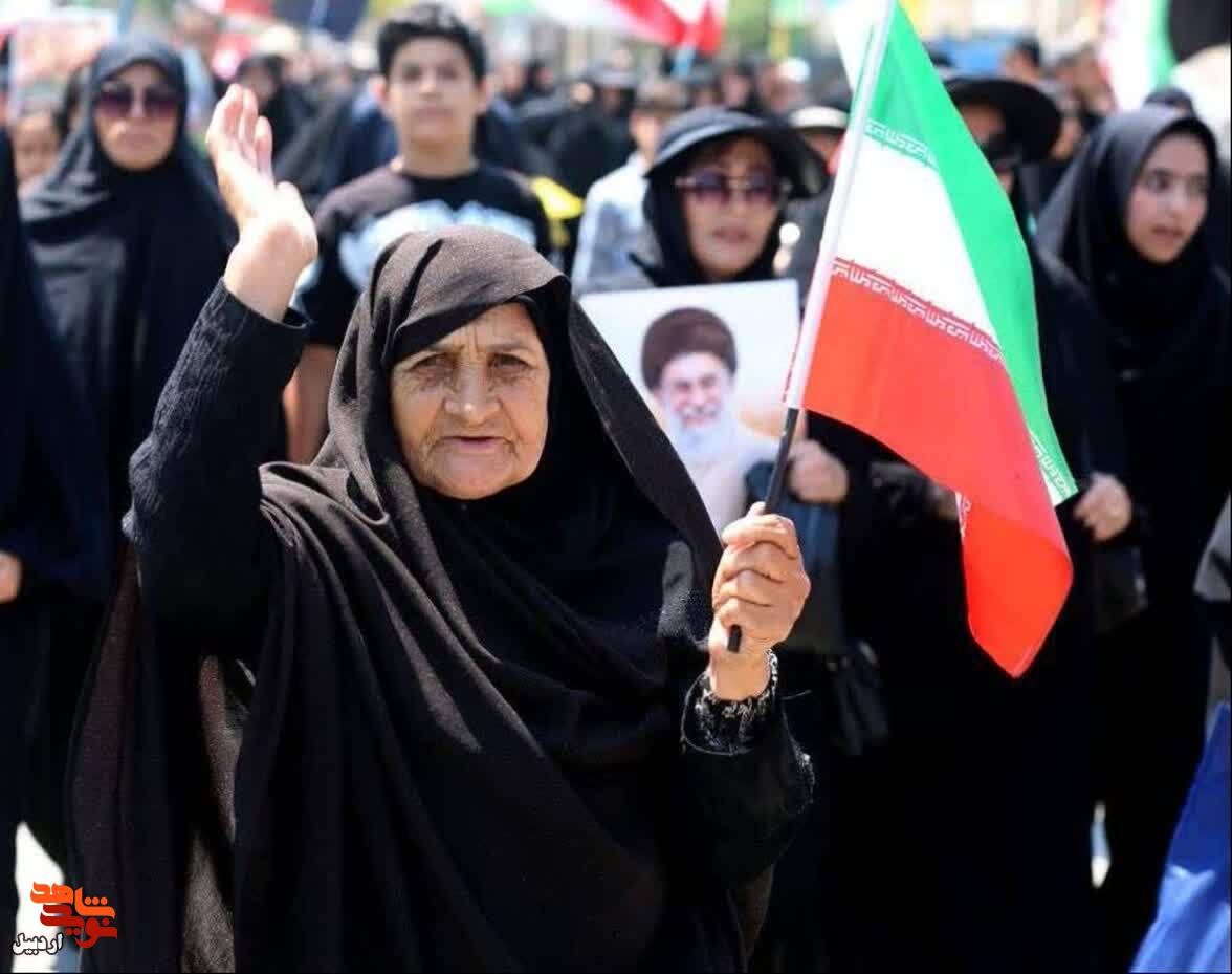توزیع پوستر‌های آقای شهید ایران در مسیر پیاده روی بازماندگان تشییع در اردبیل+ عکس