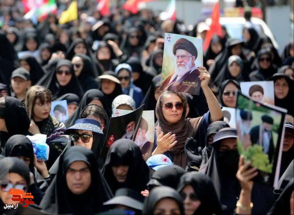 توزیع پوستر‌های آقای شهید ایران در مسیر پیاده روی بازماندگان تشییع در اردبیل+ عکس