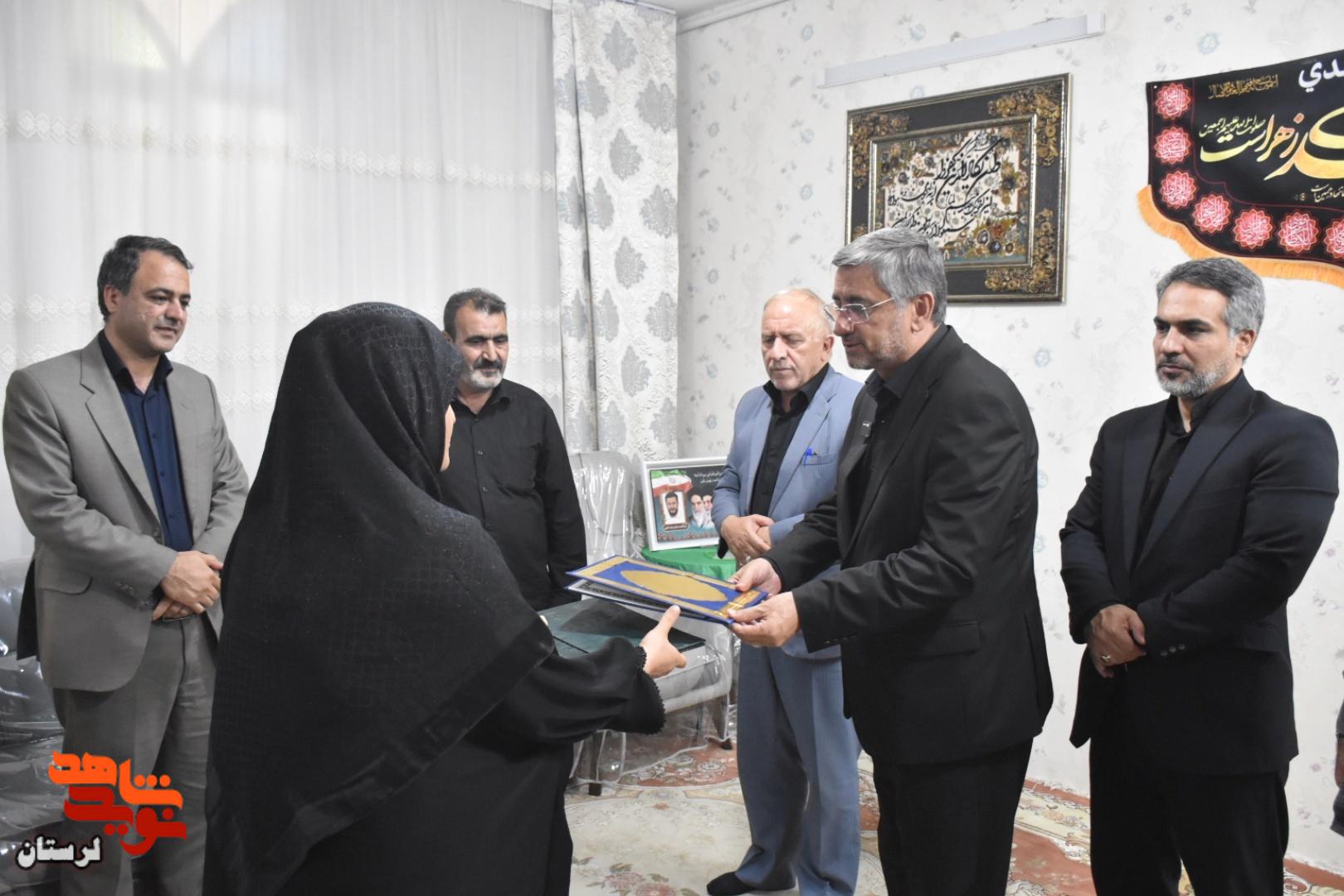 دیدار استاندار لرستان با خانواده شهدا و ایثارگران خرم آباد دیدار استاندار لرستان با خانواده شهدا و ایثارگران خرم آباد