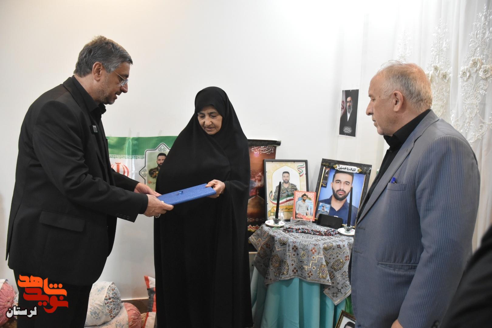 دیدار استاندار لرستان با خانواده شهدا و ایثارگران خرم آباد دیدار استاندار لرستان با خانواده شهدا و ایثارگران خرم آباد