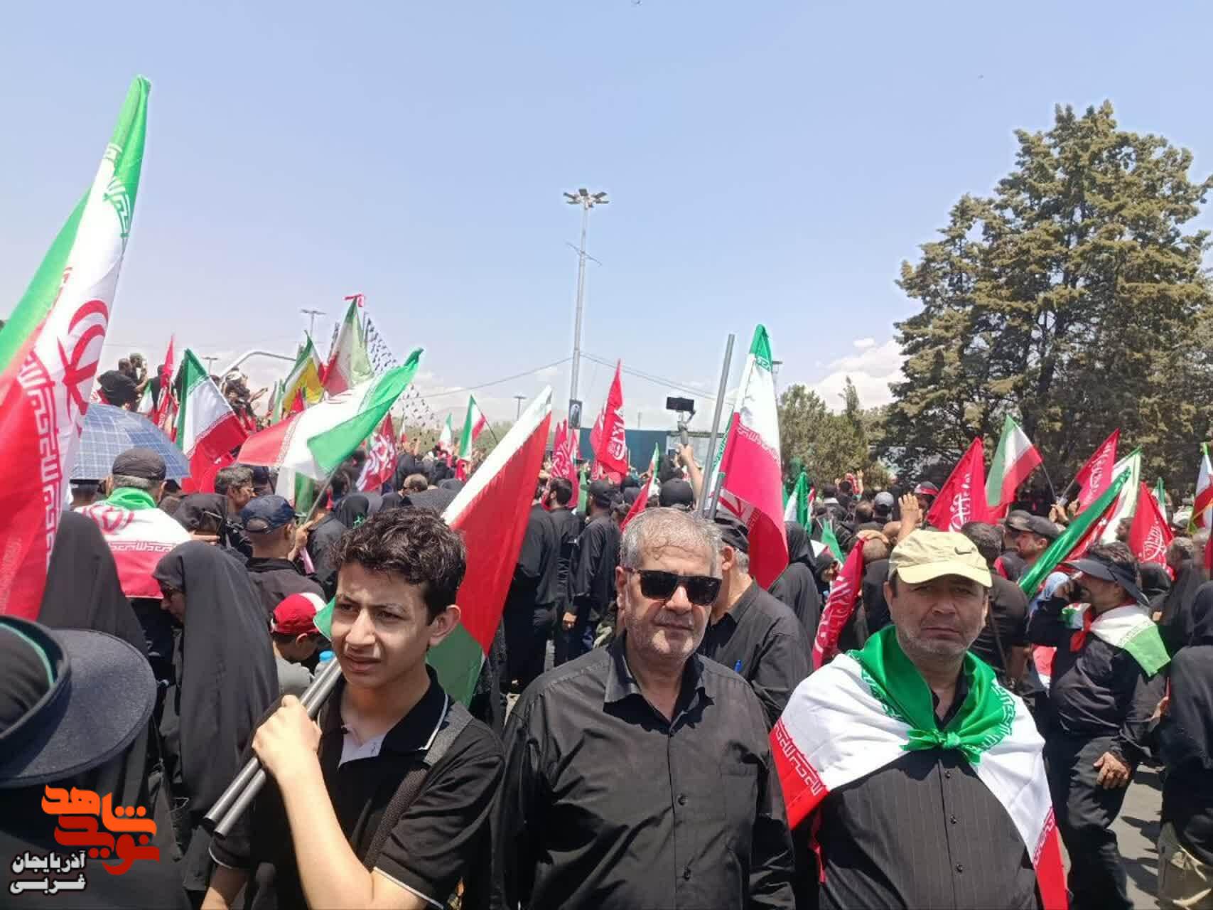 حضور خانواده‌های شهدا و ایثارگران آذربایجان غربی در مراسم تشییع رهبر شهید