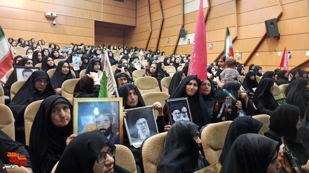 حضور همسران معظم شهدای جنگ رمضان در همایش بانوان شهرستان کوهدشت در آیین وداع با رهبر شهید