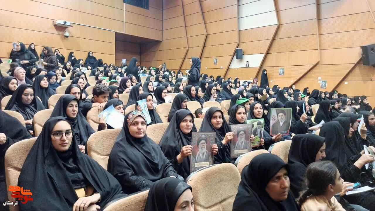 حضور همسران معظم شهدای جنگ رمضان در همایش بانوان شهرستان کوهدشت در آیین وداع با رهبر شهید