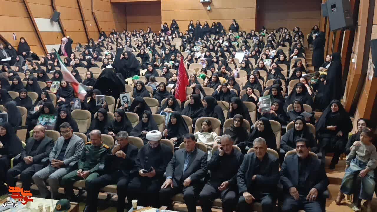 حضور همسران معظم شهدای جنگ رمضان در همایش بانوان شهرستان کوهدشت در آیین وداع با رهبر شهید