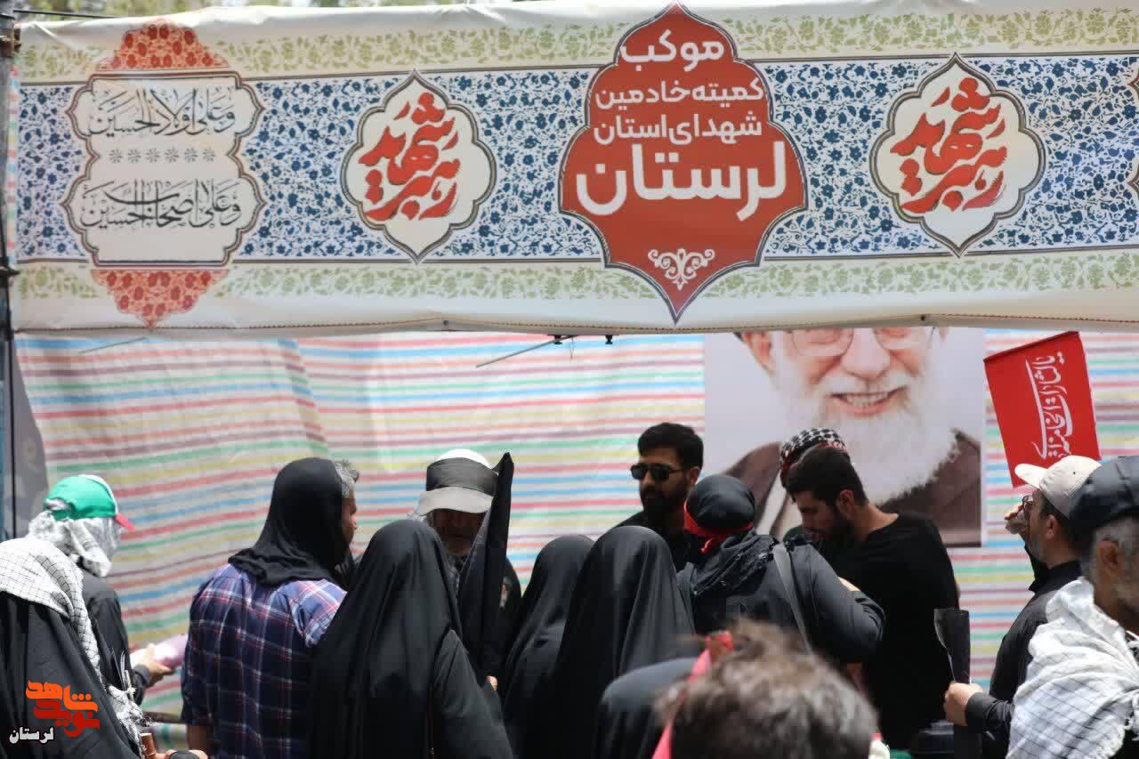 پذیرایی موکب خادمین شهدای استان لرستان از زائرین تشییع رهبر شهید در مشهد