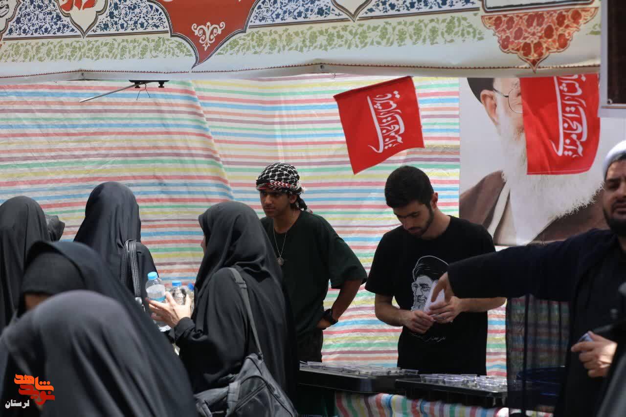پذیرایی موکب خادمین شهدای استان لرستان از زائرین تشییع رهبر شهید در مشهد