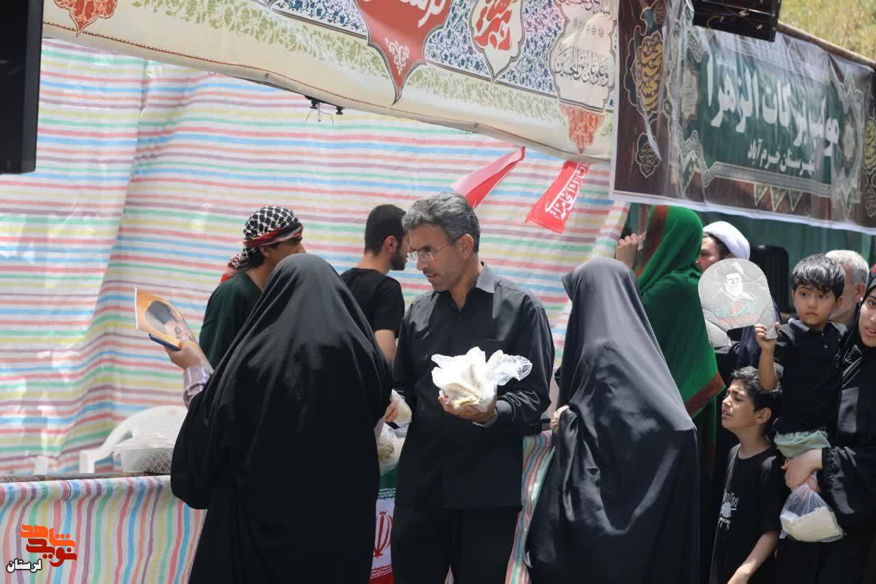 پذیرایی موکب خادمین شهدای استان لرستان از زائرین تشییع رهبر شهید در مشهد