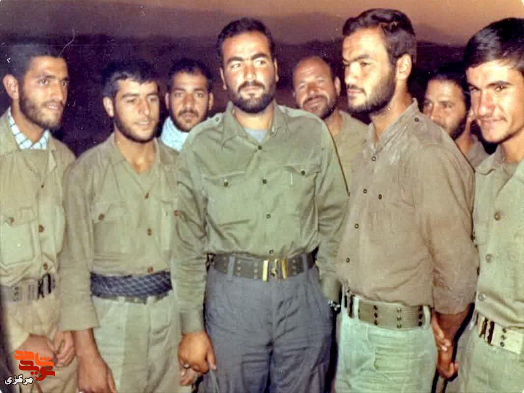 قاب فرماندهی در جبهه؛ ایستادگی یاران سردار شهید کاوه نبیری در گردان علیبنابیطالب (ع) قاب فرماندهی در جبهه؛ ایستادگی یاران سردار شهید کاوه نبیری در گردان علیبنابیطالب (ع)