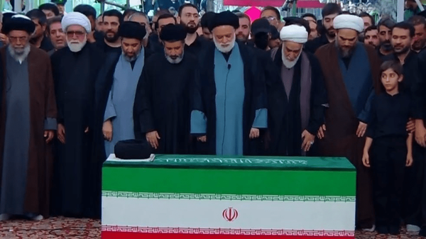 وداع آخر با رهبر شهید/ اقامه نماز بر پیکر رهبر شهید انقلاب توسط فرزند ارشد ایشان وداع آخر با رهبر شهید/ اقامه نماز بر پیکر رهبر شهید انقلاب توسط فرزند ارشد ایشان
