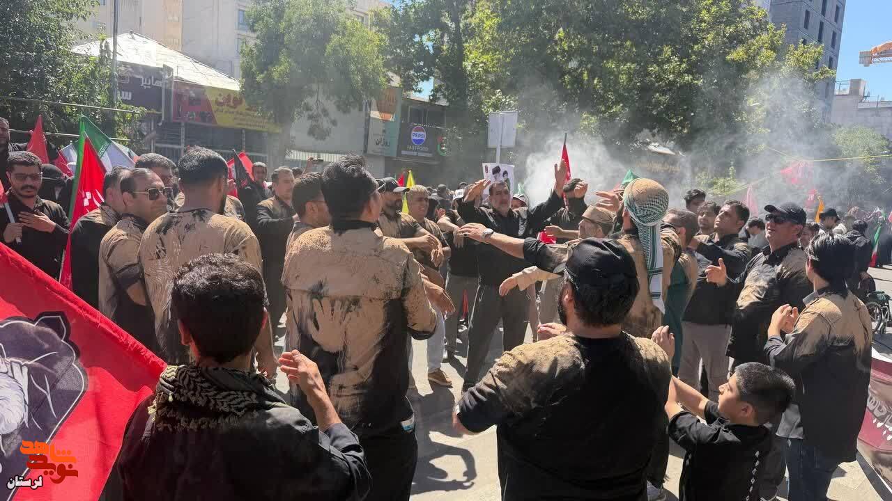 برگزاری مراسم گِل مالی لرستانی ها در مشهد برای آقای شهید ایران