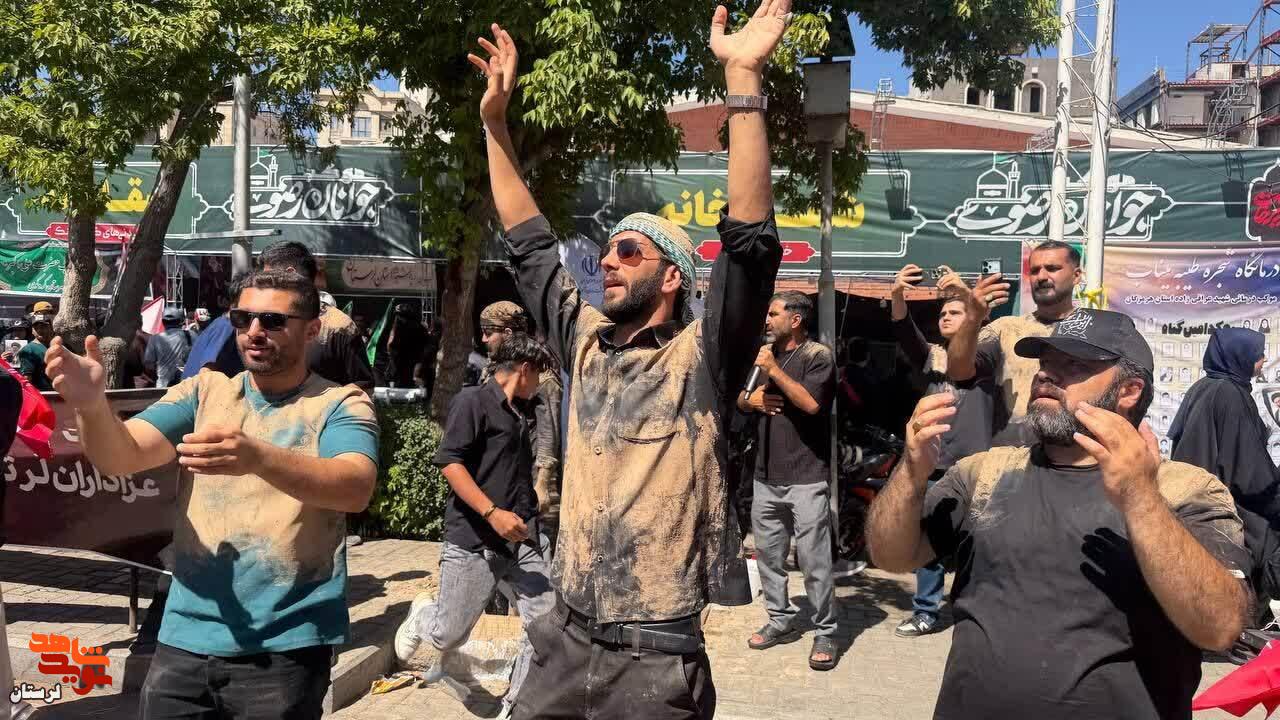 برگزاری مراسم گِل مالی لرستانی ها در مشهد برای آقای شهید ایران