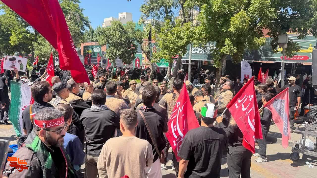 برگزاری مراسم گِل مالی لرستانی ها در مشهد برای آقای شهید ایران