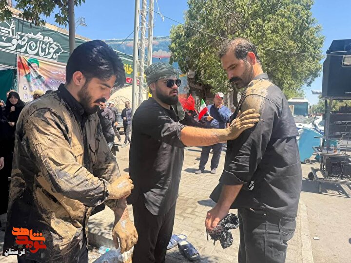 برگزاری مراسم گِل مالی لرستانی ها در مشهد برای آقای شهید ایران