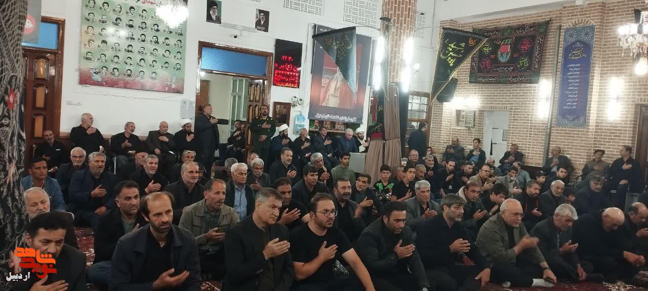 مراسم گرامیداشت رهبر شهید در مسجد جامع محله نیار شهرستان اردبیل