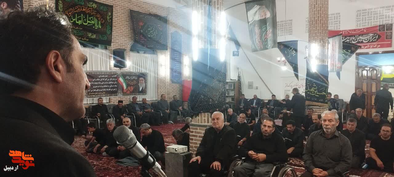 مراسم گرامیداشت رهبر شهید در مسجد جامع محله نیار شهرستان اردبیل