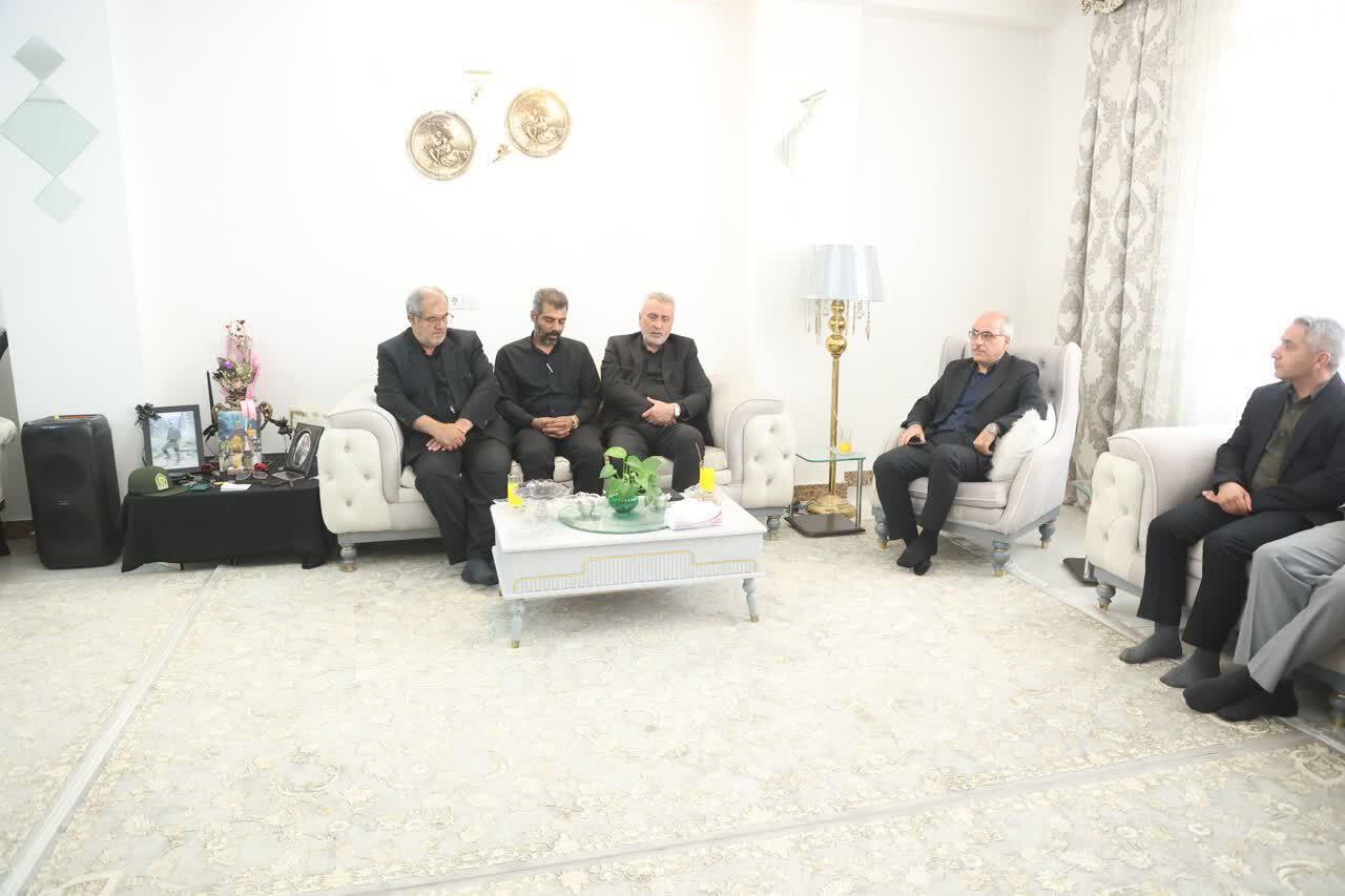تجلیل از خانواده جانبخش و اهدا کننده عضو «علی اکبر محمدی» در قزوین تجلیل از خانواده جانبخش و اهدا کننده عضو «علی اکبر محمدی» در قزوین