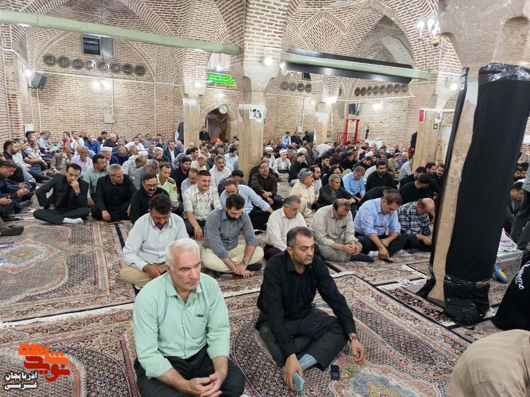 وداع مهابادیها با رهبر شهید ایران وداع مهابادیها با رهبر شهید ایران