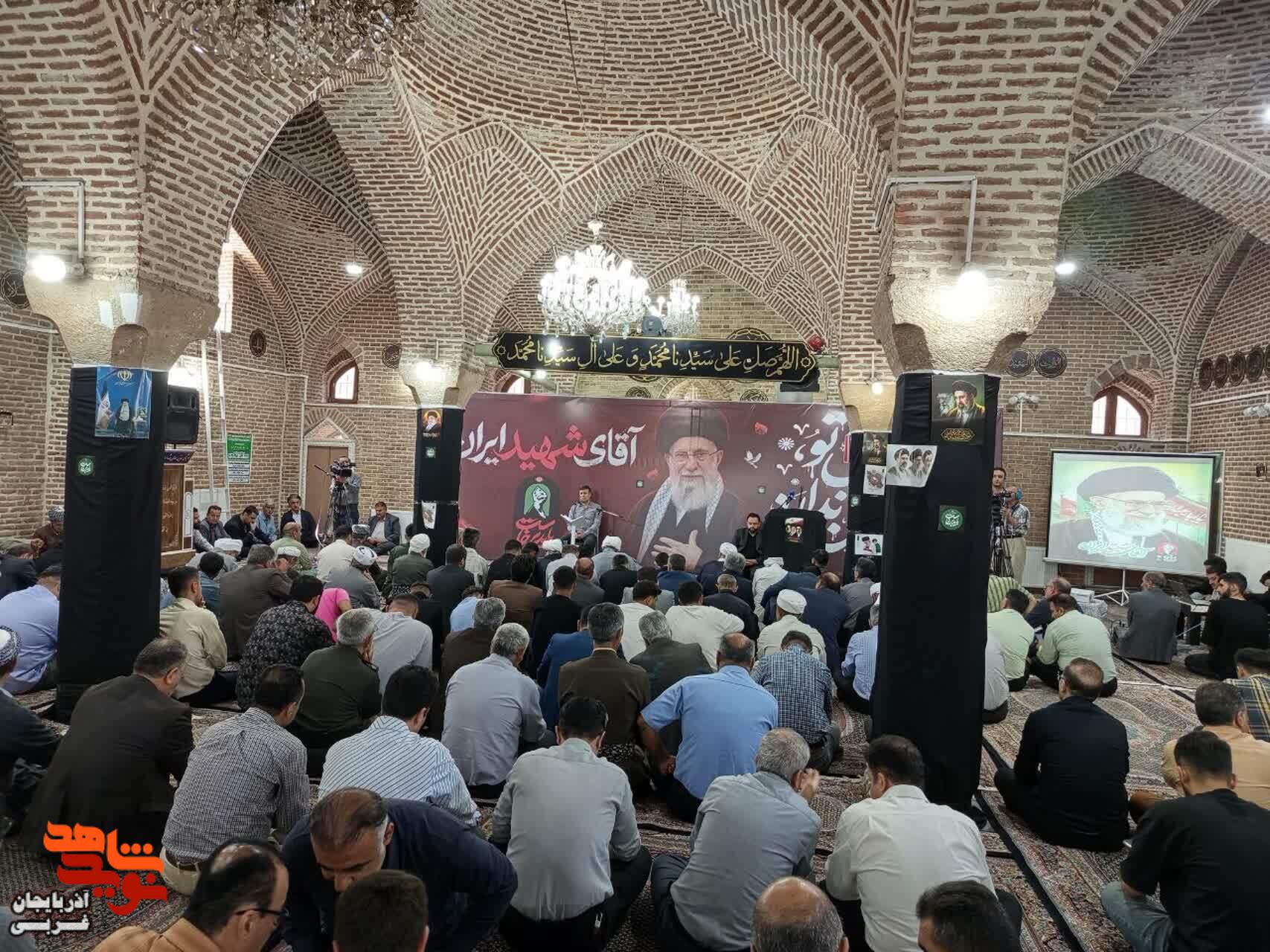 وداع مهابادیها با رهبر شهید ایران وداع مهابادیها با رهبر شهید ایران