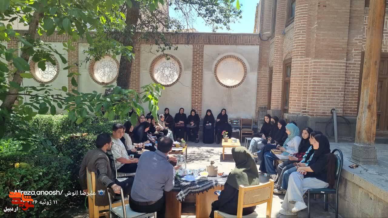 محفل شعرخوانی و نقد و بررسی آثار شاعران نوجوان در موزه شهدای اردبیل محفل شعرخوانی و نقد و بررسی آثار شاعران نوجوان در موزه شهدای اردبیل