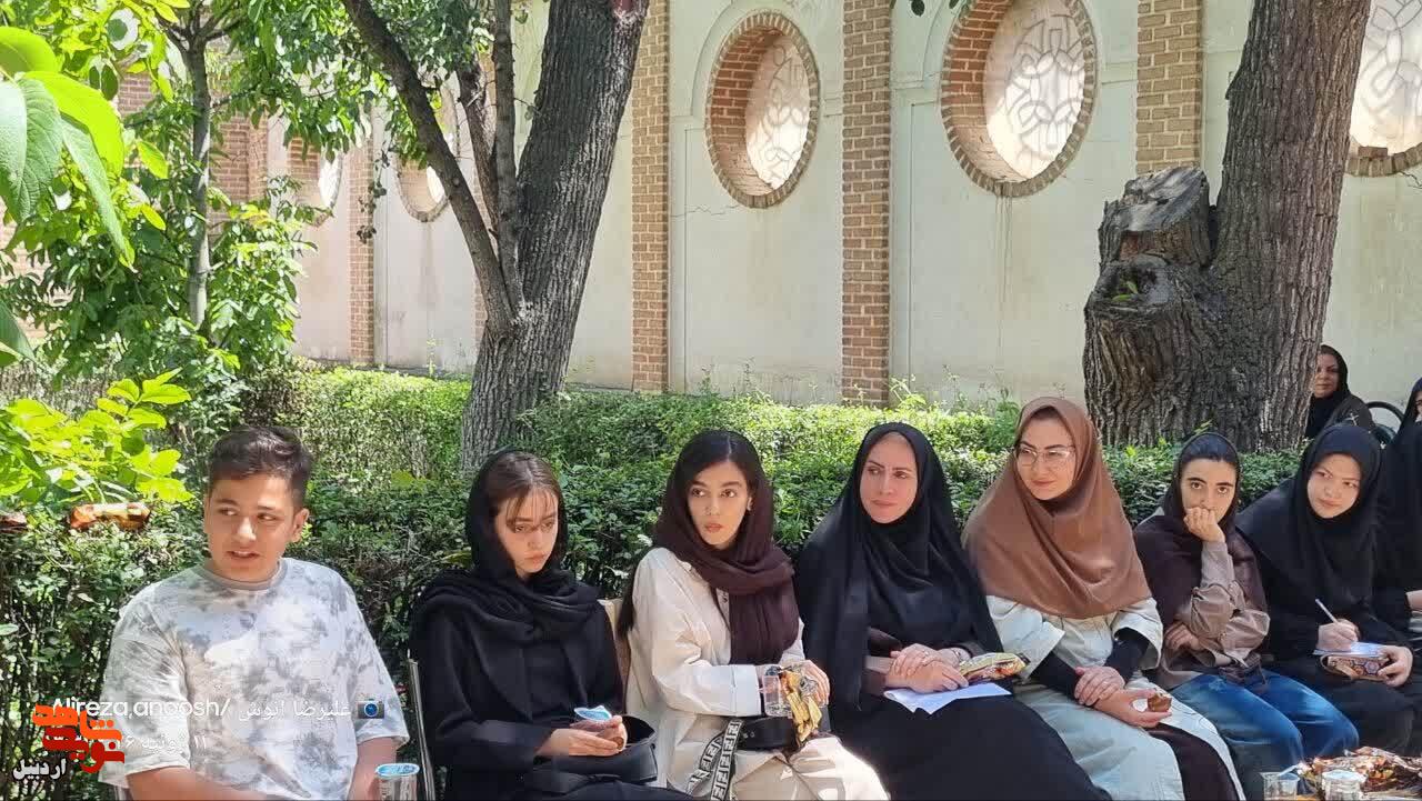 محفل شعرخوانی و نقد و بررسی آثار شاعران نوجوان در موزه شهدای اردبیل محفل شعرخوانی و نقد و بررسی آثار شاعران نوجوان در موزه شهدای اردبیل
